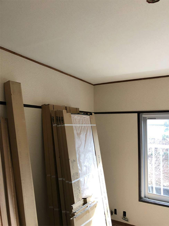 和室の畳と洋室のフローリングでは下地の構造が違うため、補強や段差解消の工事を行い、フローリングを貼ります。