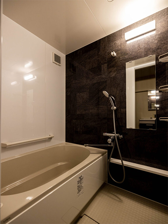 施工後の浴室のお写真です。<br />
部屋の雰囲気に合わせて、白とブラウンを基調とした浴室は、リラックス空間を演出します。