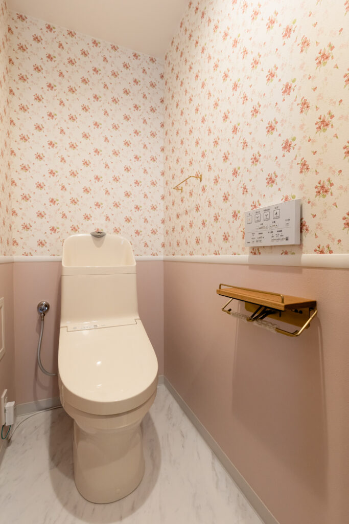 トイレはTOTOのZJ。花柄クロスでかわいらしい空間に。