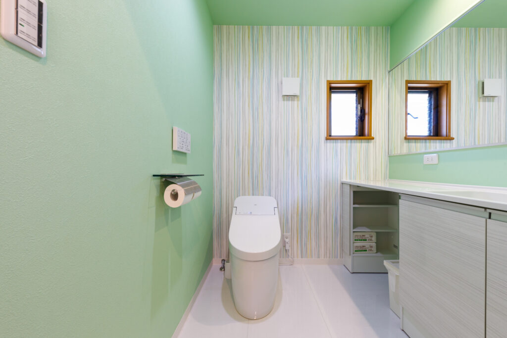 2階のトイレは、<br />
洗面台とトイレを同じ空間で一体化しました。<br />
<br />
椅子なども置けるスペースとなり<br />
化粧台としても使用できるようになっています。<br />
