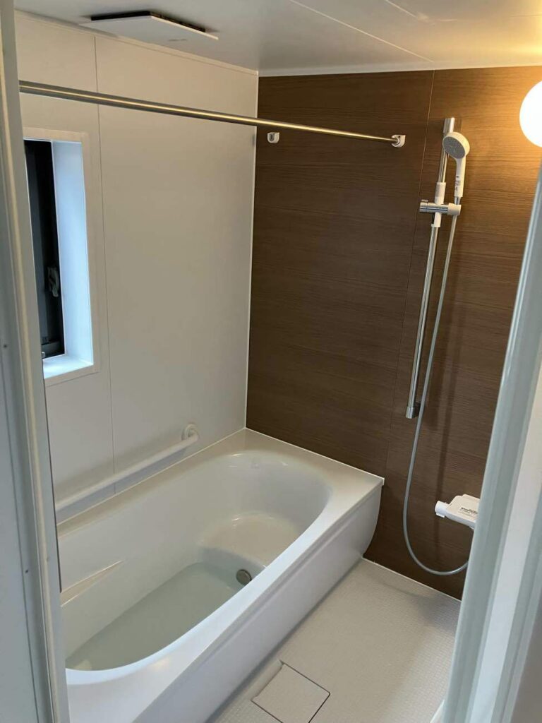 TOTOのサザナを入れさせていただきました。<br />
ゆったり気持ち良い『ゆるリラ浴槽』とお手入れ簡単『お掃除ラクラクほっカラリ床』で人気のユニットバスです。