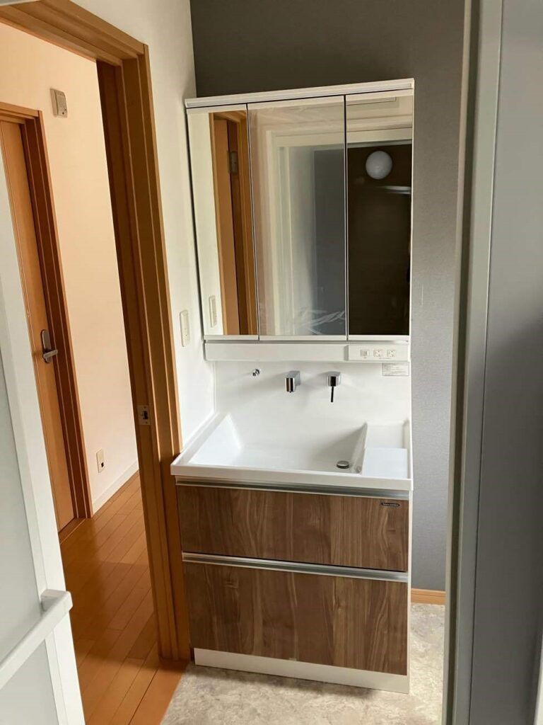 洗面台はタカラスタンダードのリジャスト。間口1cm刻みの仕上げに対応しているので、どんなお家にもぴったり収まります。