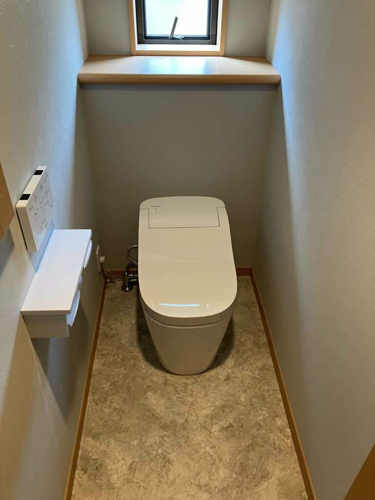 トイレはパナソニックのアラウーノにリフォーム。パナソニックのトイレは有機ガラス製で、陶器よりも水アカがつきにくい素材です。タンクレスですので、見た目もスッキリとおしゃれです。