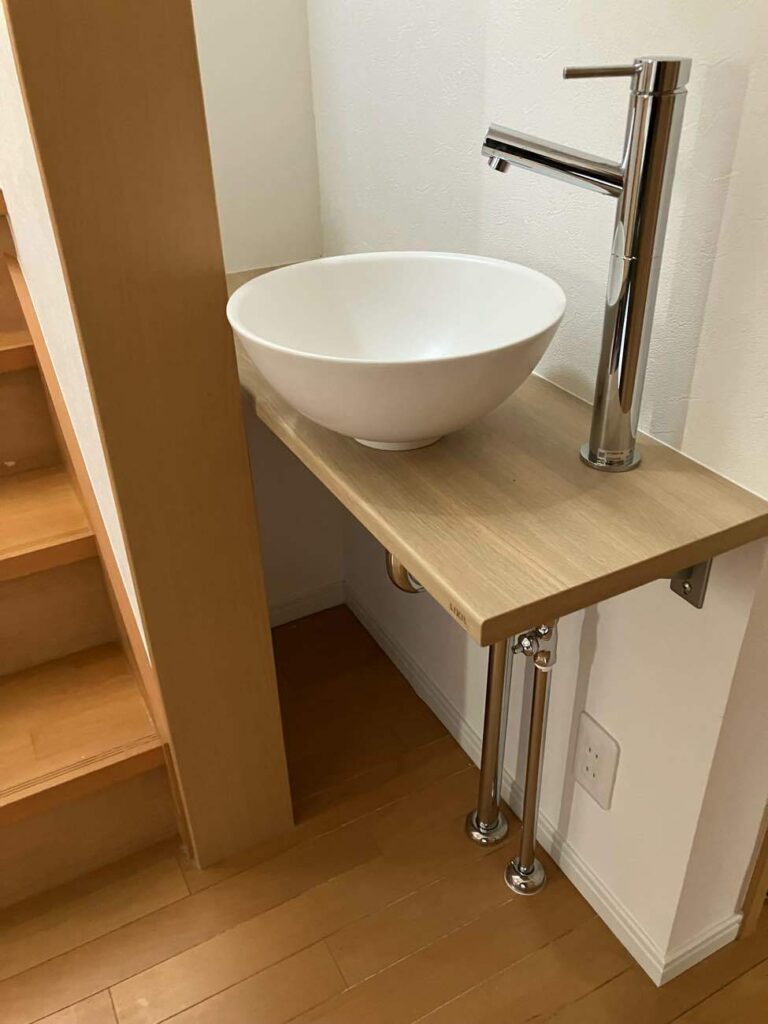 階段横に、造作で手洗いを設置いたしました。シンプルでスタイリッシュなデザインに仕上げています。