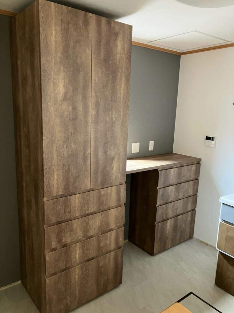 カップボードはキッチンと似たテイストで造作いたしました。たっぷり収納できる大容量タイプです。