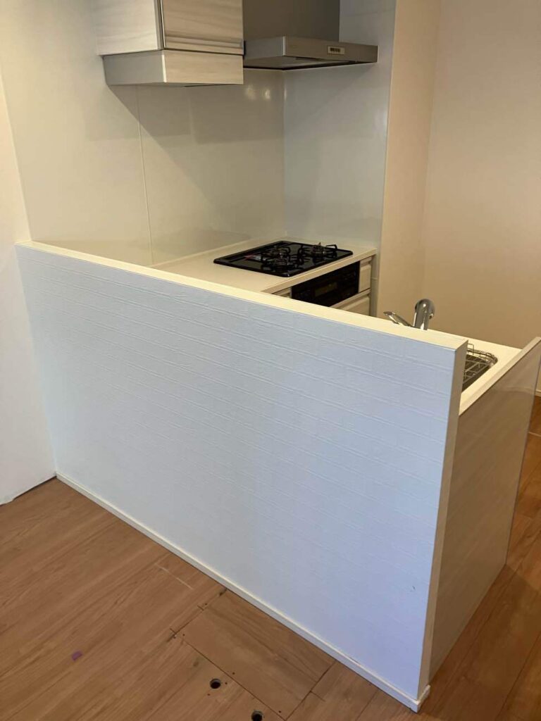 同じL型ですが、キッチン自体のリサイズと<br />
腰壁の厚みを取ることで、キッチンのスペースを縮小し、リビングスペースを広げました。