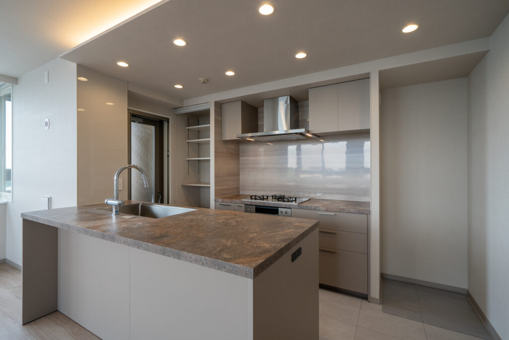 キッチン　グラフテクト<br />
<br />
扉カラー<br />
アッシュベージュ<br />
<br />
ワークトップ　カーネリアン<br />
<br />
キッチンパネル<br />
アイカ　セラール<br />
FAN10179ZMN