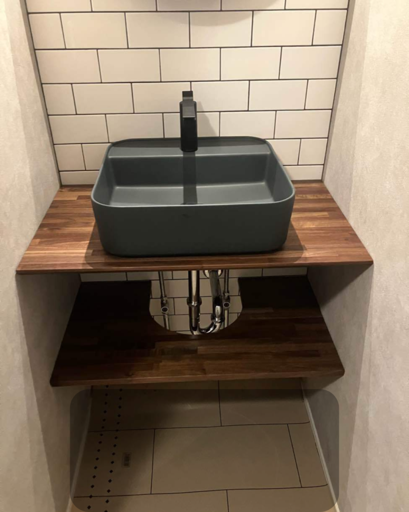 オープンタイプのカウンターで<br />
ホテルのようなスタイリッシュな洗面台になりました。