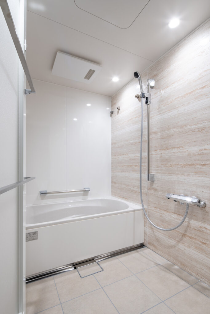 シュガーライトグレー<br />
アクリル人造大理石<br />
ラウンド浴槽<br />
<br />
キープクリーンフロア<br />
（ハイクラス・カームベージュ）<br />
<br />
壁パネル<br />
ホワイト<br />
<br />
アクセント壁パネル<br />
フロウストーンテラコッタ