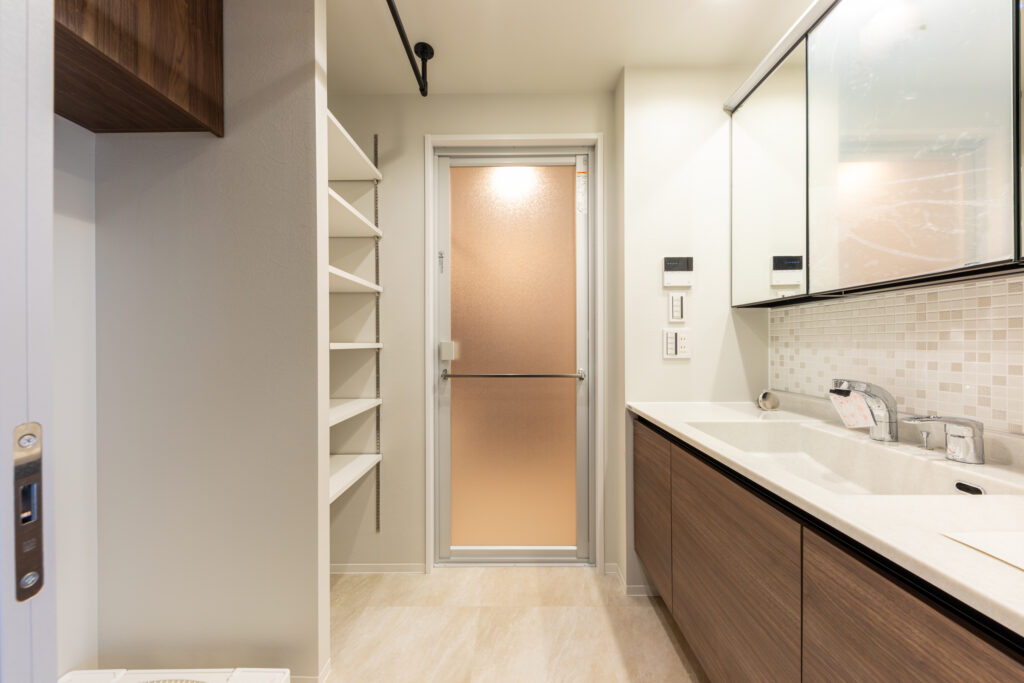 洗面台は、高級感のあるデザインと高い機能性が特徴のLIXILルミシスに<br />
リフォームいたしました。<br />
<br />
カウンター＆ボウルカラー<br />
グラニットナチュレホワイト<br />
扉カラーウォルナット