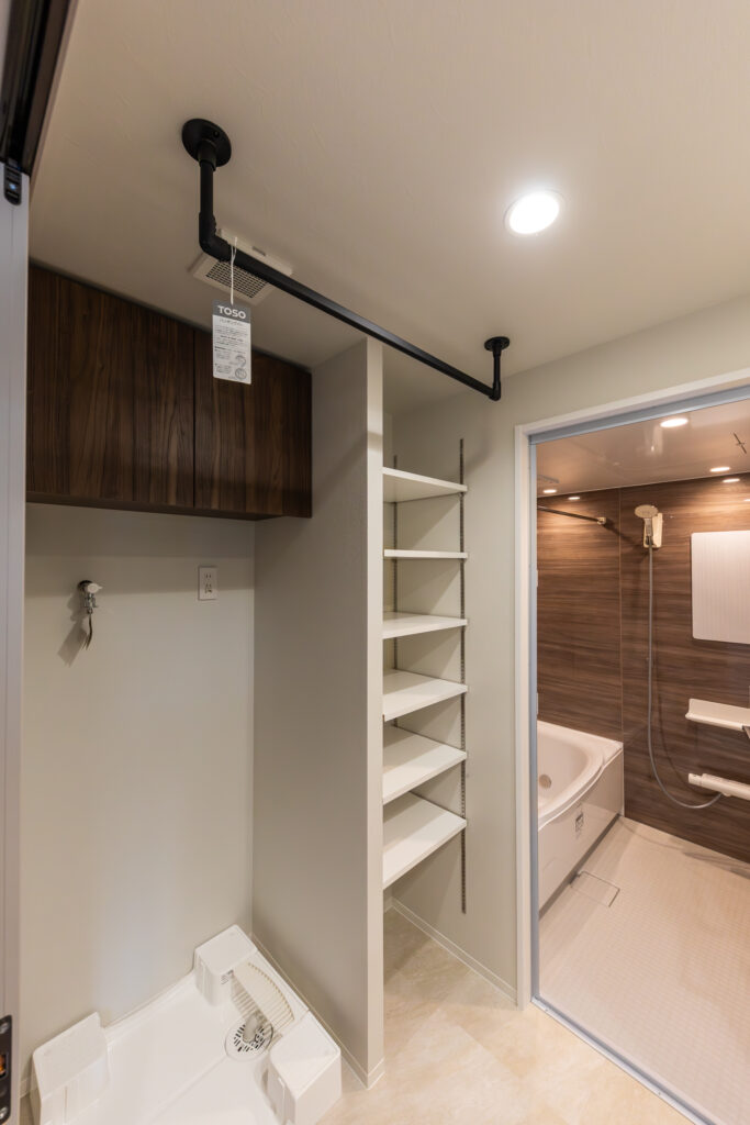 物干しアイアンバーを設置し、ランドリールームとしてもご活用いただけます。