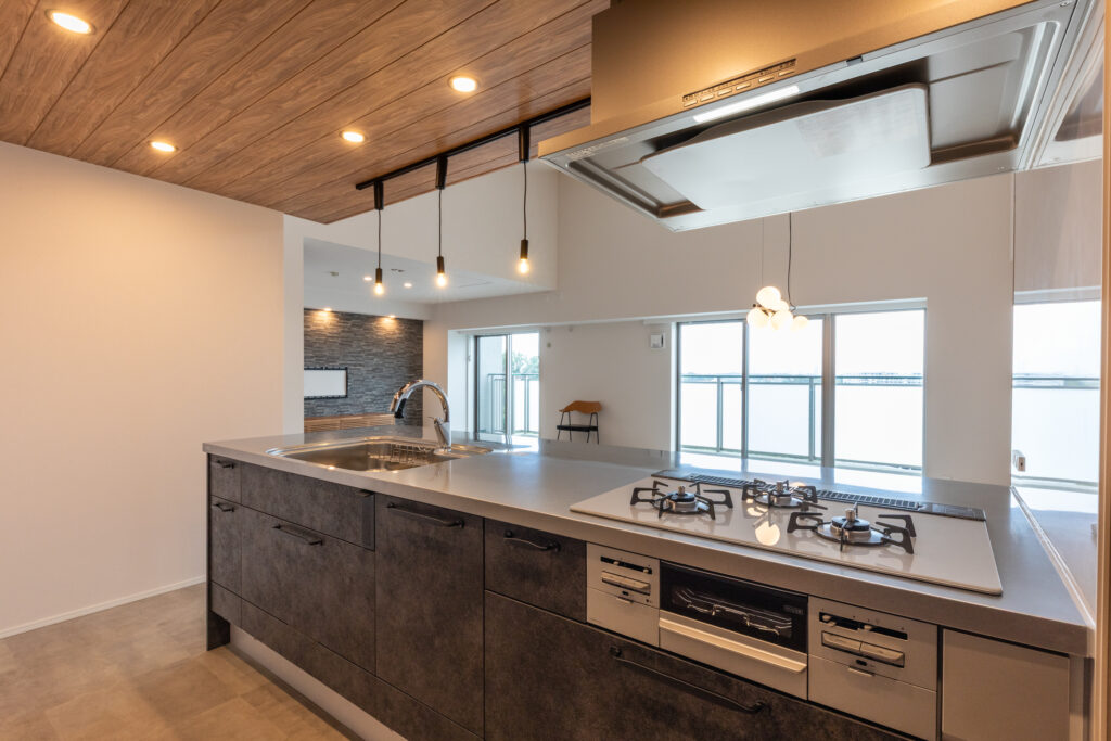 キッチンはクリナップのステディアに。<br />
ステンレスワークトップ、扉カラーはロッシュチャコール。