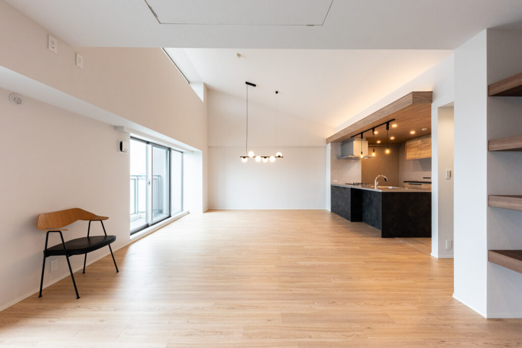 既存のキッチンから設置位置を変更する際、ケーブルと設備の関係でキッチンの床をあげる必要がありましたが、キッチン本体を10ｃｍのかさ上げ造作でH90ｃｍにし、フラットな床を維持しています。