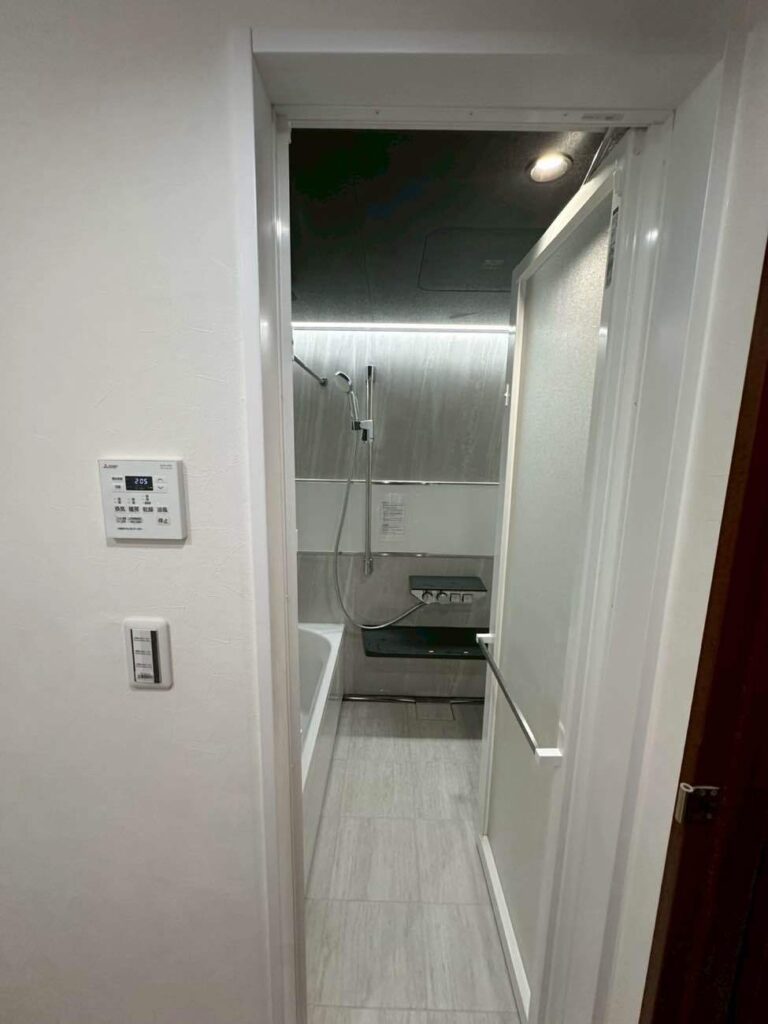 キープクリーンドア<br />
ドア枠ホワイト<br />
樹脂ガラス半透明