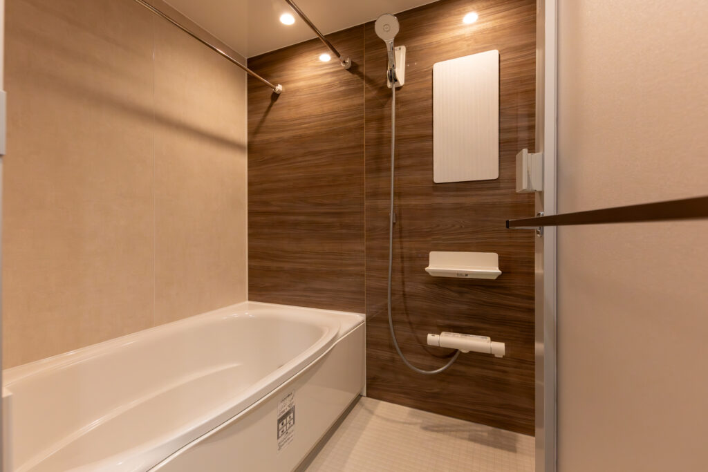 ユニットバスはリクシルのリノビオVに<br />
リフォームいたしました。キレイサーモフロア、くるりんポイ排水溝などの機能が特徴です。<br />
<br />
アクセントカラー<br />
ウォールナット<br />
<br />
ミナモ浴槽<br />
ホワイト<br />
<br />
キレイサーモフロア<br />
ベージュ