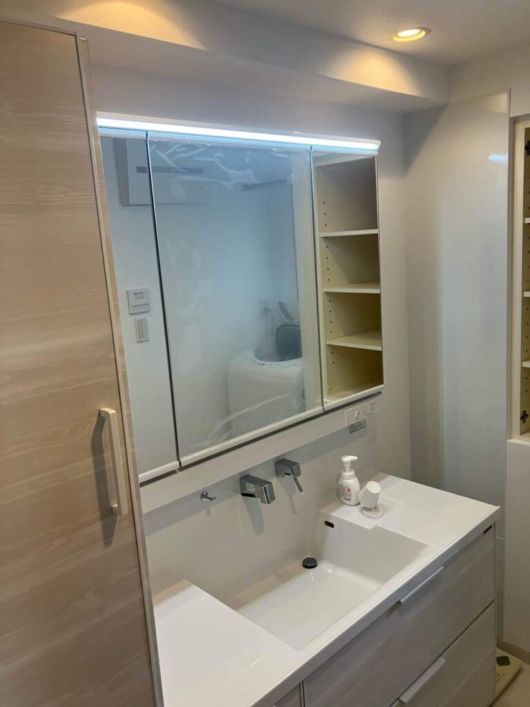 アクリル人造大理石<br />
クリスタルホワイト<br />
<br />
扉カラー<br />
ホワイトアッシュ