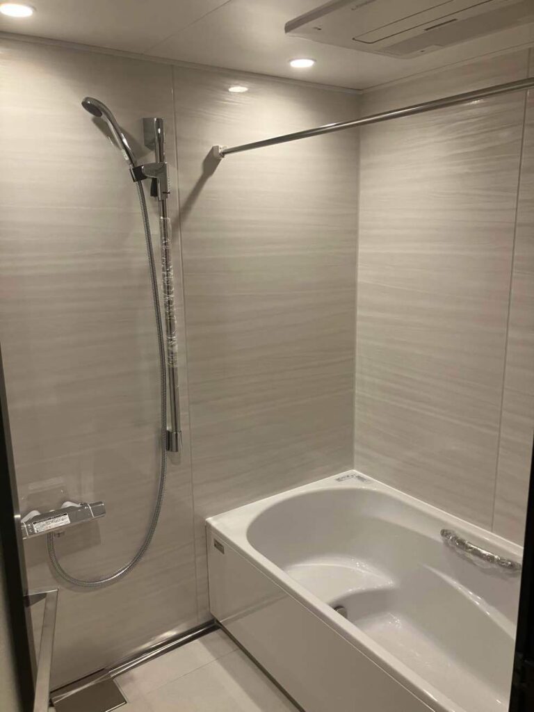 ４面パネル<br />
ハイクラス<br />
ウォルナットホワイト<br />
<br />
キープクリーンフロア<br />
ハイクラス<br />
カームホワイト