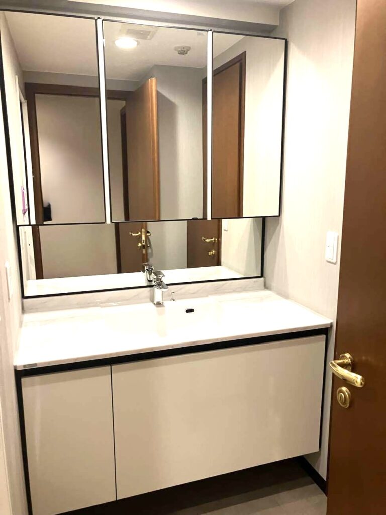 扉カラー<br />
ネオグロスホワイト<br />
<br />
カウンターカラー<br />
ラピシアネオホワイト<br />
<br />
３面ミラーキャビネット