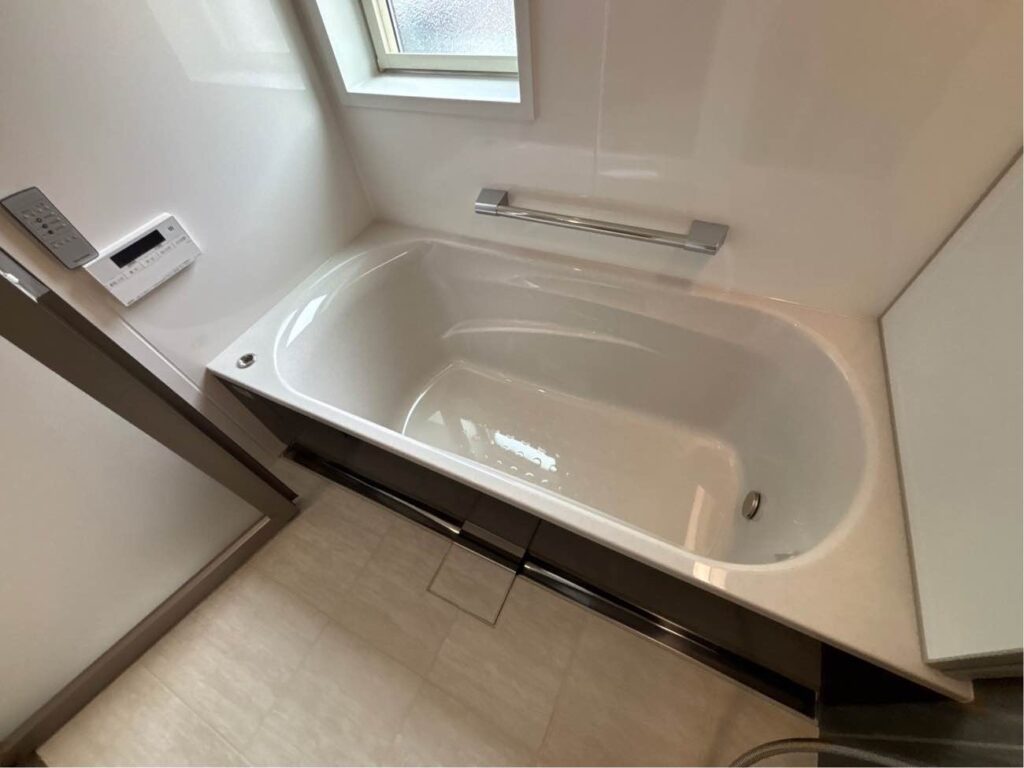 キープクリーン浴槽<br />
ラウンド形状<br />
シュガーライトグレー<br />
<br />
キープクリーンフロア<br />
グランホワイト