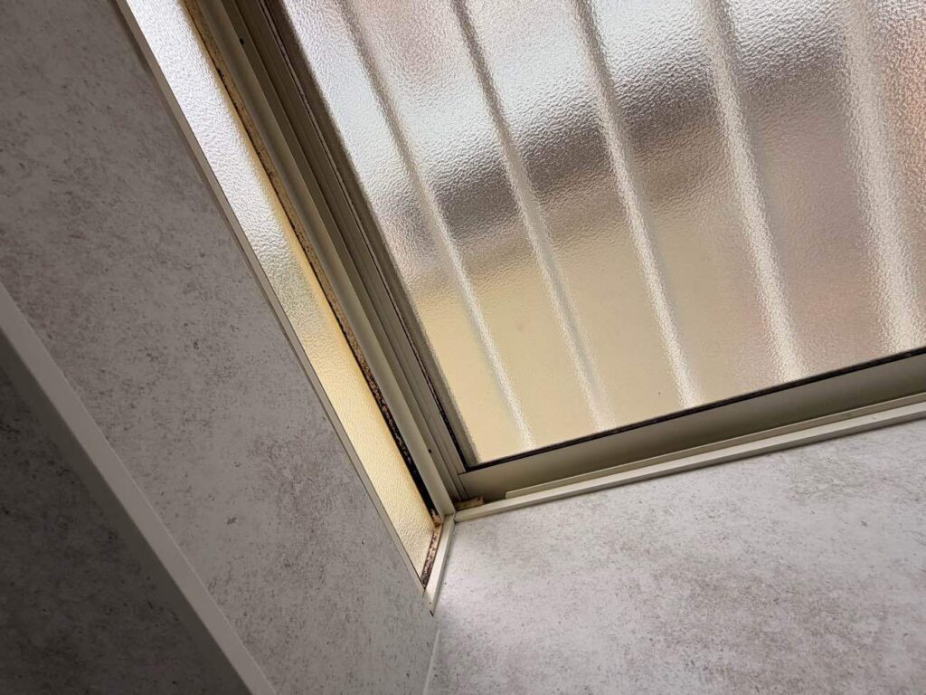 劣化した窓枠を撤去し、窓の手前の枠内にもキッチンパネルを貼り込みました。清掃性も上がり、お施主様にも気にっていただいております。