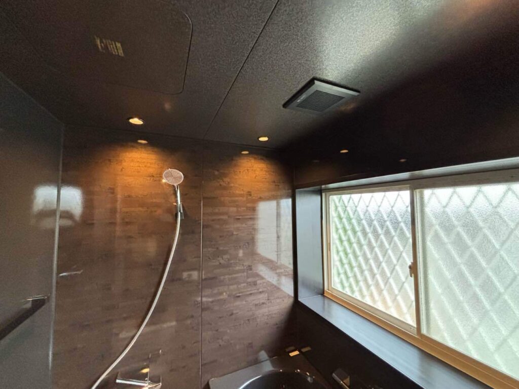 天井換気扇<br />
ブラック<br />
<br />
フラット天井<br />
チャコールブラック<br />
<br />
照明<br />
ダウンライト<br />
（ブラック）